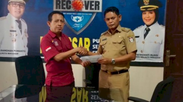 Ibrahim Serahkan Sumbangan Perampungan Mesjid Terapung