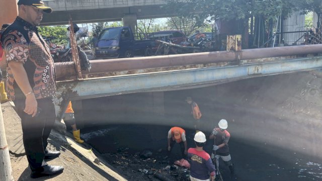 Camat Pantau Aktivitas Satgas Kebersihan Drainase