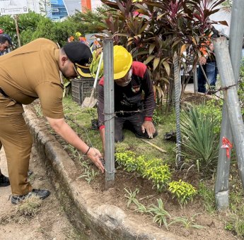 Pastikan Rapi, Andi Pangerang Turun Langsung Tata Tanaman