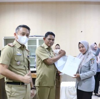 Ibrahim Serahkan Langsung SK Laskar Pelangi