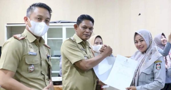 Ibrahim Serahkan Langsung SK Laskar Pelangi