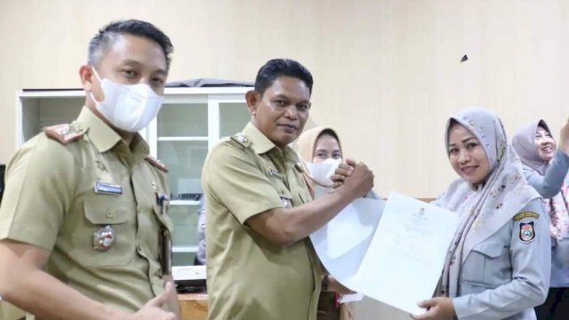 Ibrahim Serahkan Langsung SK Laskar Pelangi