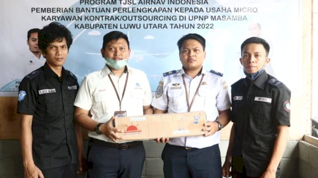 Ph Kepala Unit Perum LPPNPI Masamba Chodro Fatah bersama Hartono Unit Penyelenggara Bandar Udara (UPBU) Andi Djemma Masamba menyerahkan batuan CSR kepada karyawan UPNP Masamba yang memiliki usaha mikro, Selasa (18/10).
