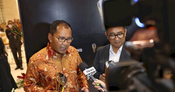 Sukses Bangun Ekonomi Berkelanjutan, Danny Pomanto Terima Penghargaan Indonesia Award 2022