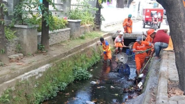 Satgas Kebersihan Mamajang Bergerak dengan Semangat Gotong Royong Bersama Warga