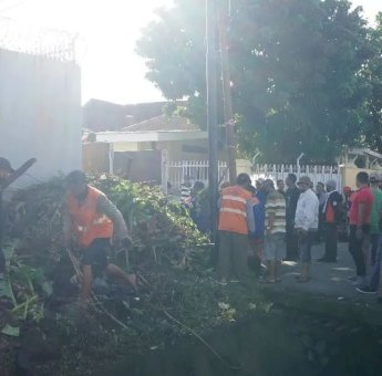 Ciptakan Lingkungan Bersih, Camat Tamalate Kerja Bakti Bersama Warga Kelurahan Bongaya