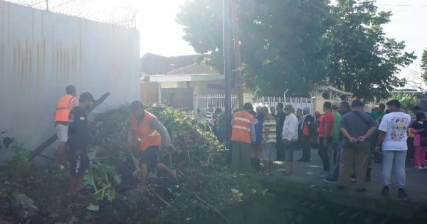 Ciptakan Lingkungan Bersih, Camat Tamalate Kerja Bakti Bersama Warga Kelurahan Bongaya