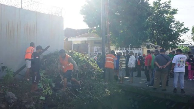 Ciptakan Lingkungan Bersih, Camat Tamalate Kerja Bakti Bersama Warga Kelurahan Bongaya
