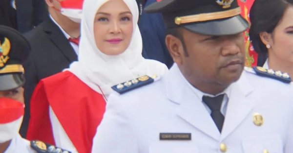 Didampingi Ketua TP PKK, Camat Tamalate Ikuti Upacara HUT RI ke-77 di Anjungan City Of Makassar