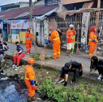 Manfaatkan Hari Libur, Camat Mamajang dan Jajaran Bersih-bersih di Beberapa Titik