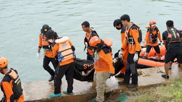 TRC BPBD Makassar Turun Tangan Cari Warga Hanyut di Danau Balang Tonjong