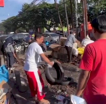 Sabtu Bersih, Gundukan Sampah di Pasar Terong Jadi Fokus Kerja Bakti