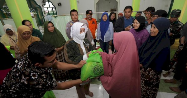 Cuaca Ekstrem, Indira Yusuf Ismail Pantau Lokasi Banjir dan Beri Bantuan Pengungsi di  Blok X Perumnas Antang Manggala
