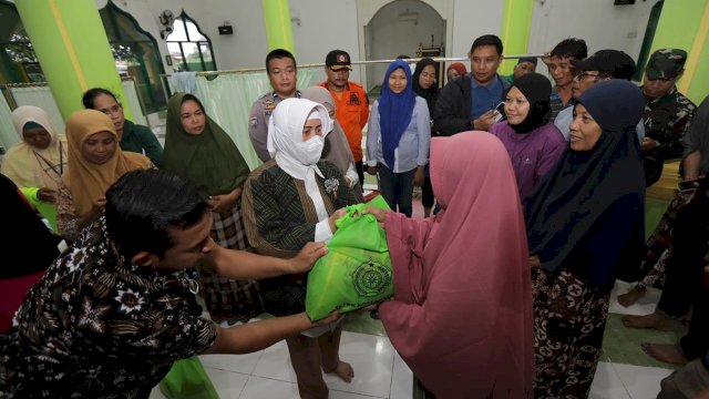 Cuaca Ekstrem, Indira Yusuf Ismail Pantau Lokasi Banjir dan Beri Bantuan Pengungsi di Blok X Perumnas Antang Manggala