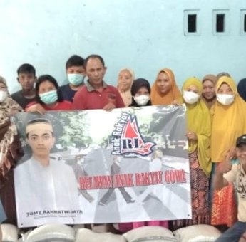 Komunitas Binaan Ketua DPRD Makassar Rudianto Lallo Bagi-Bagi Sembako ke Warga Kurang Mampu