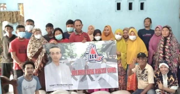 Komunitas Binaan Ketua DPRD Makassar Rudianto Lallo Bagi-Bagi Sembako ke Warga Kurang Mampu