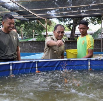 Resmikan Lorong Wisata Yonarmed 6 Tamarunang, Wali Kota Danny Bersama Pangdivif 3 Kostrad Tabur Benih Ikan Nila