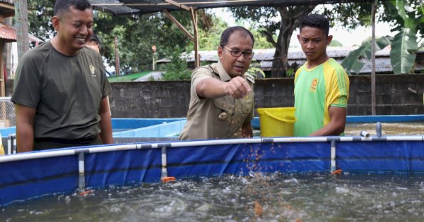 Resmikan Lorong Wisata Yonarmed 6 Tamarunang, Wali Kota Danny Bersama Pangdivif 3 Kostrad Tabur Benih Ikan Nila