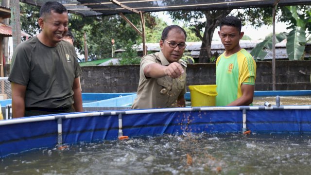 Resmikan Lorong Wisata Yonarmed 6 Tamarunang, Wali Kota Danny Bersama Pangdivif 3 Kostrad Tabur Benih Ikan Nila