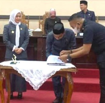 Sah, Ketua DPRD dan Wakil Walikota Teken Perda Perlindungan Guru