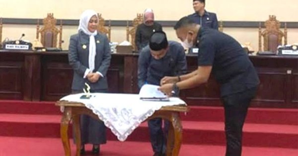 Sah, Ketua DPRD dan Wakil Walikota Teken Perda Perlindungan Guru
