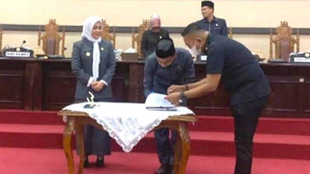 Sah, Ketua DPRD dan Wakil Walikota Teken Perda Perlindungan Guru