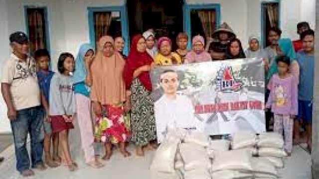 Peduli Sesama, Komunitas Anak Rakyat Gowa Berbagi Paket Sembako