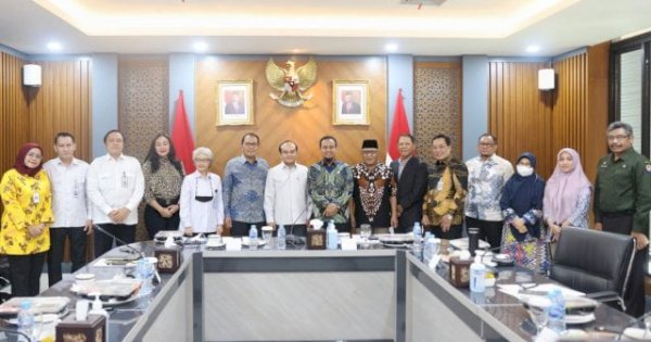 Didampingi Kepala Distaru, Danny Pomanto Paparkan Penataan Ruang ke Watimpres