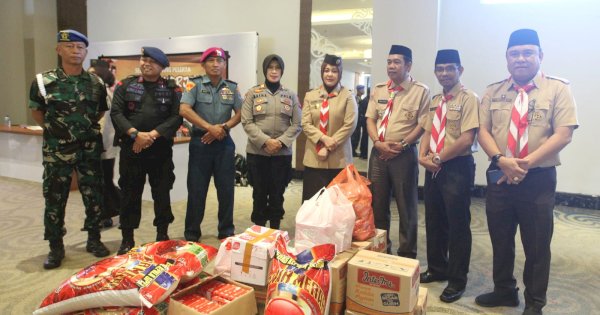 Fatmawati Rusdi Serahkan Bantuan Pemkot Makassar untuk Warga Pulau Sangkarrang