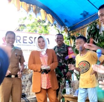 Sembari Gelar Reses, Nunung Bagi Hadiah ke Anak-Anak