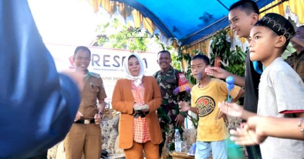 Sembari Gelar Reses, Nunung Bagi Hadiah ke Anak-Anak