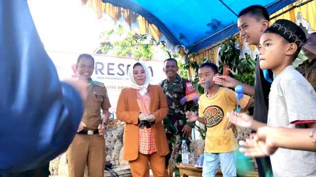 Sembari Gelar Reses, Nunung Bagi Hadiah ke Anak-Anak