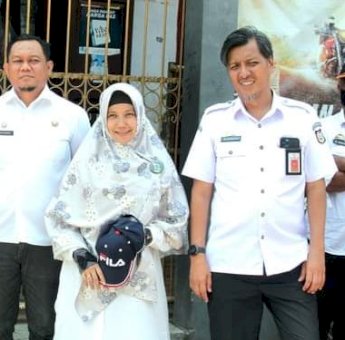 Kepala Distaru Makassar Dampingi Danny Pomanto Kunjungi Korban Kebakaran di Rappokalling