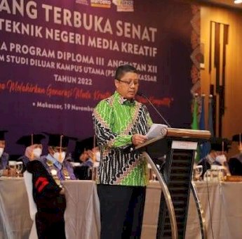 Andi Bukti Beri Motivasi Para Wisudawan Politeknik Media Kreatif