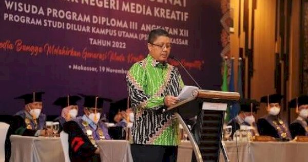Andi Bukti Beri Motivasi Para Wisudawan Politeknik Media Kreatif
