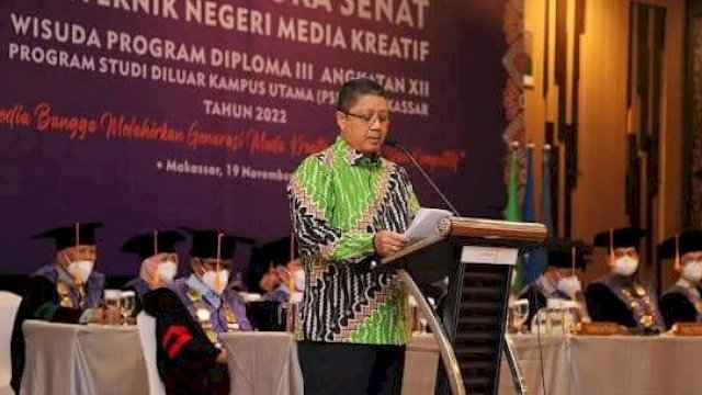 Andi Bukti Beri Motivasi Para Wisudawan Politeknik Media Kreatif