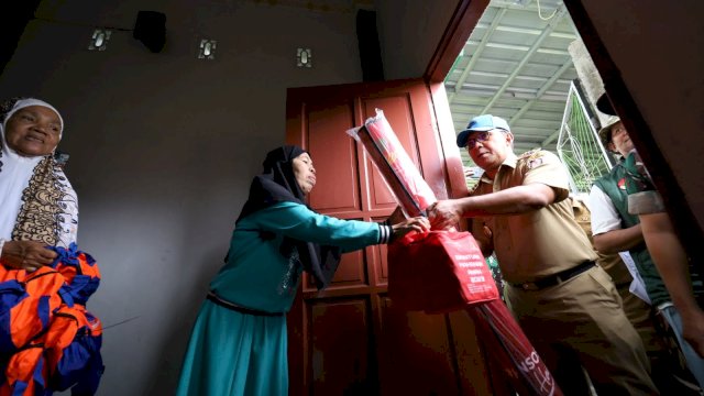 Danny Pomanto Tinjau Lokasi Banjir di Paccerakkang, Salurkan Bantuan untuk Korban