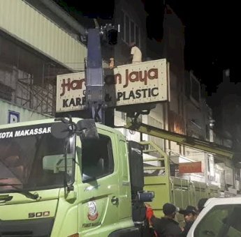 Distaru Turun Langsung Tertibkan Reklame di Jalan Somba Opu