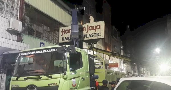 Distaru Turun Langsung Tertibkan Reklame di Jalan Somba Opu