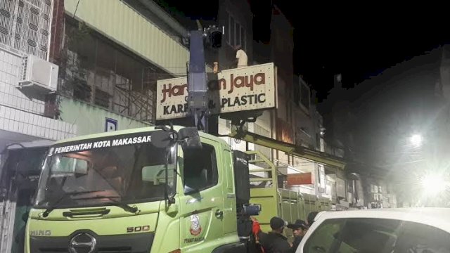 Distaru Turun Langsung Tertibkan Reklame di Jalan Somba Opu