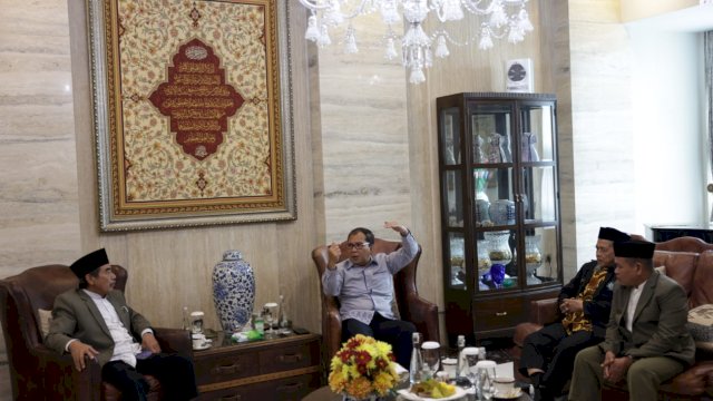 Wali Kota Makassar Moh Ramdhan Pomanto (kanan) bersama Ketua Pengurus Daerah Muhammadiya Kota Makassar Nurdin Massi (kiri), melakukan audiensi di Amirullah, Jumat (6/1) pagi.