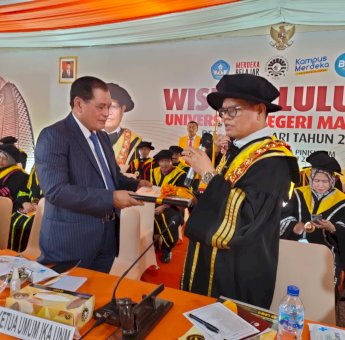 Nurdin Halid Tanggung Biaya Pendidikan S2 Wisudawan Terbaik UNM