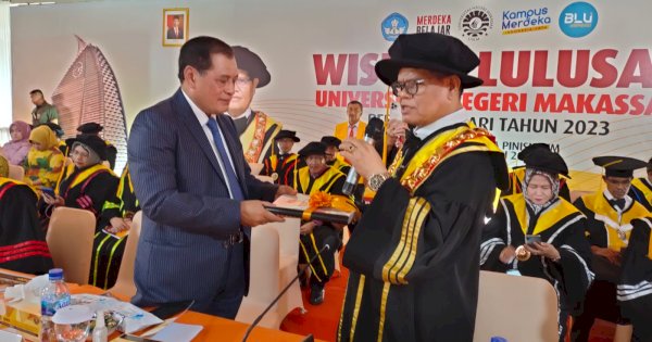 Nurdin Halid Tanggung Biaya Pendidikan S2 Wisudawan Terbaik UNM