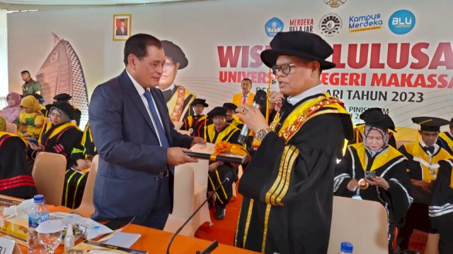 Nurdin Halid Tanggung Biaya Pendidikan S2 Wisudawan Terbaik UNM