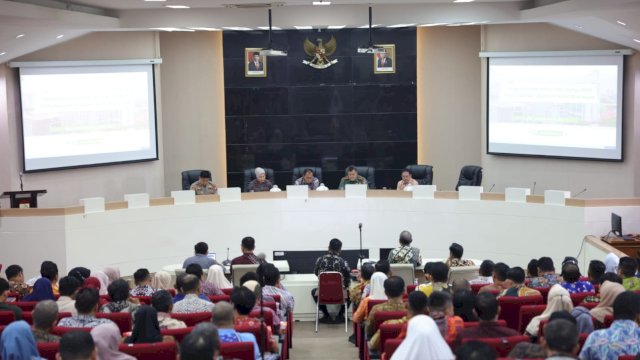 Wali Kota Makassar Moh Ramdhan Pomanto memimpin Rapat Pengadilan Inflasi, di Ruang Sipakatau Kantor Balai Kota Makassar, Kamis (26/1).