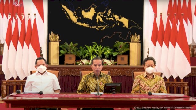 Presiden Indonesia Ir Joko Widodo (tengah) didampingi Menteri Kesehatan Budi Gunadi Sadikin dan Menteri Dalam Negeri Tito Karnavian mengumumkan pencabutan kebijakan PPKM, Jumat (30/12)