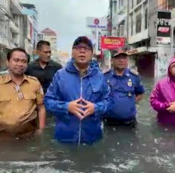 Danny Pomanto Turun Langsung Evakuasi 2 Warga di Jalan Banda