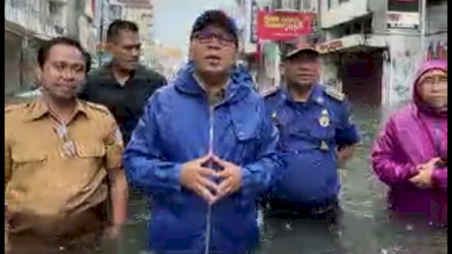 Danny Pomanto Turun Langsung Evakuasi 2 Warga di Jalan Banda