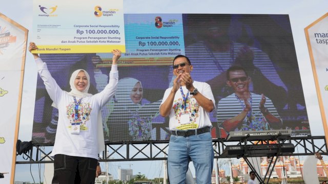 Wakil Wali Kota Makassar Fatmawati Rusdi menerima secara simbolis bantuan CSR dari Bank Mandiri Taspen 