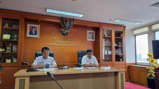 Sekertaris Ditjen Otda Kemendagri Madaremmeng (kanan) dan Direktur EKPKD Deddy Winarwan (kiri)